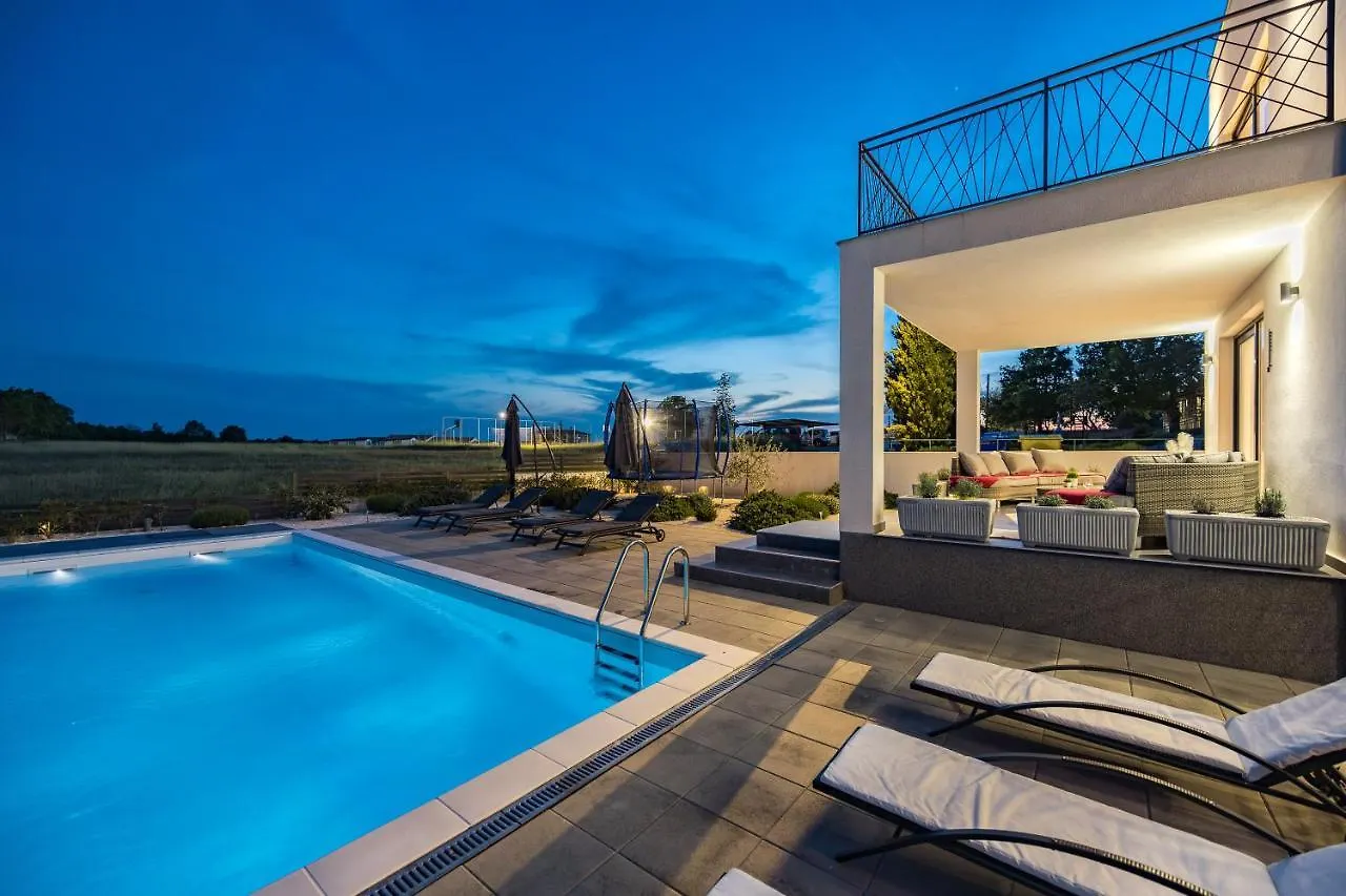Villa Angie With Heated Pool Vodnjan